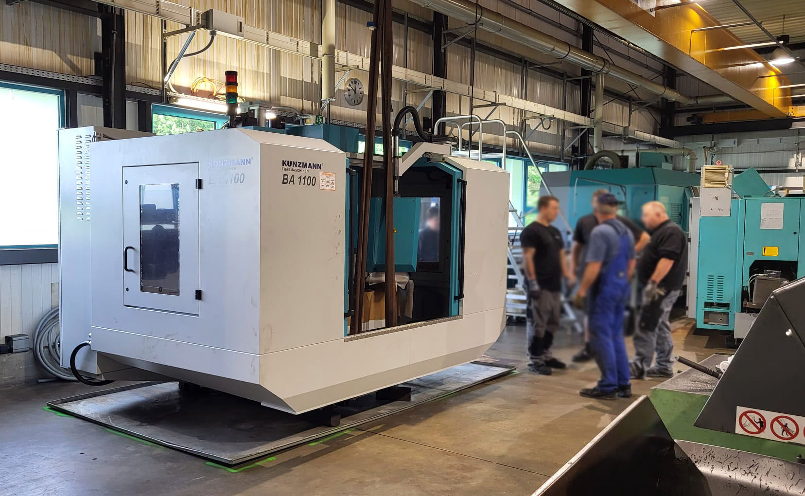 Anlieferung der innovativen CNC-Maschine der Firma Kunzmann Typ BA 1100 